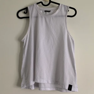 SOC träningslinne strl 158-164 - träningslinne från soc, strl 158-164 men skulle säga att de passar xxs/xs                                                             Vitt i ett tunt bra material som är lite genomskinligt