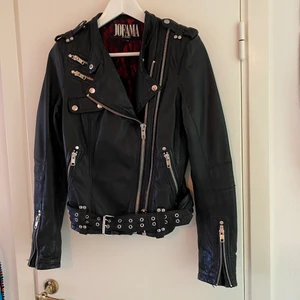 Skinnjacka från JOFAMA - Snygg skinnjacka från märket JOFAMA. Den har använts med kärlek, skicket är fortfarande fint och den är väldigt bekväm på. Älskar den verkligen men tyvärr har den blivit för liten, bättre att den får glädja en ny ägare! Fraktkostnad tillkommer.