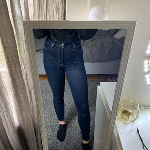Levis mile high super skinny jeans  - Mörkblå högmidjade och superstretchiga jeans från Levis. Bra skick, men kommer tyvärr inte till användning. Storlek W26. Nypris 1149kr  