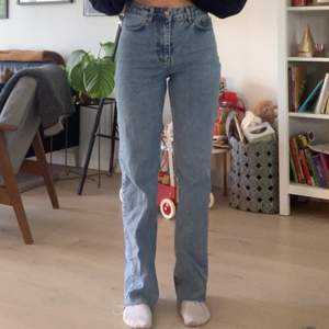 säljer dessa jeans i storlek 34 från chiquelle. jag är 165 och de sitter bra på mig i längden, skulle nog inte passa någon som är längre än 170💕 köpare står för frakt