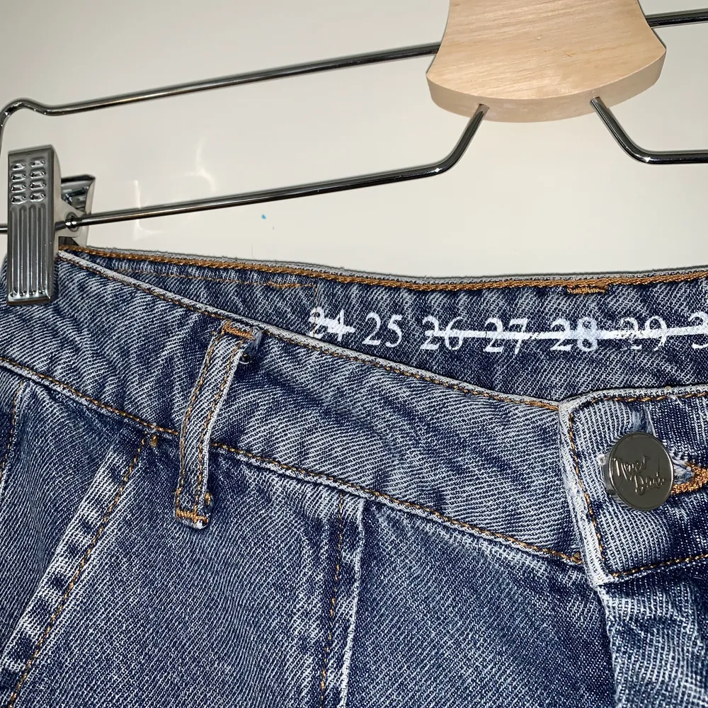 Cargo jeans Julia från Bikbok! (Första bilen är lånad) sjukt snygga, älskar! men kan tyvärr inte ha dom längre! Pris 300, köparen står för frakt:) storlek 26, typ xs/s kanske?. Använda fåtal gånger, så i bra skick! Finns mer bilder om intresserad:). Jeans & Byxor.