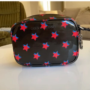 CALVIN KLEIN VÄSKA  - calvin klein väska, helt ny och äkta såklart- nypris 900kr, pris kan absolut diskuteras ⭐️🌌☄️
