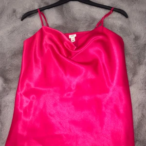 Fest topp🥳 - Säljer denhär jätte fina neon rosa silkes toppen som är perfekt till sommar å fest. Den är storlek S å endast använd 1 gång så den är som ny💜 den är från river island å köptes för ca 300kr💞