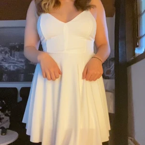 Oanvänd klänning  - Så fin klänning från Bikbok! Enkel men med fina detaljer i ryggen, storlek S men passar mig också som är mot M 🥰 Hade vart perfekt till t.ex student eller examen då den är en trygg längd och inte alls genomskinlig då den har en underkjol. Helt oanvänd, prislappen kvar. Har fler bilder