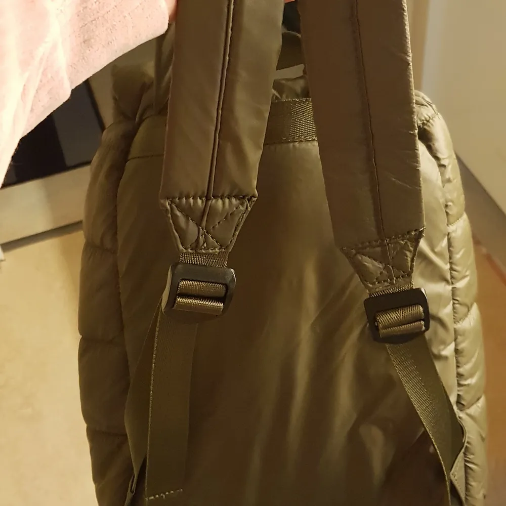 En medelstor Don Donna ryggsäck i samma typ som en vattentät jacka, skulle jag nog beskriva det som. Militär grön . Väskor.