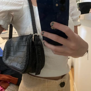 Fin väska  - Fin väska från Nelly. Bra längd 