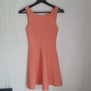  Klänning  - Färgen blir inte riktigt rätt på bilderna men den är mer corall färgad i verkligheten. Köpt på hm för några år sedan men har mestadels hängt i garderoben. Perfekta klänningen för sommaren☀️☀️