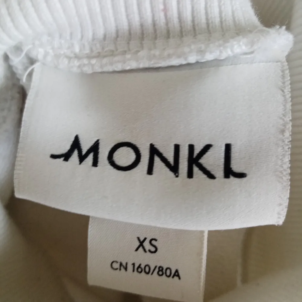 Säljer denna Monki tröja då den inte kommer till användning längre💞. Tröjor & Koftor.