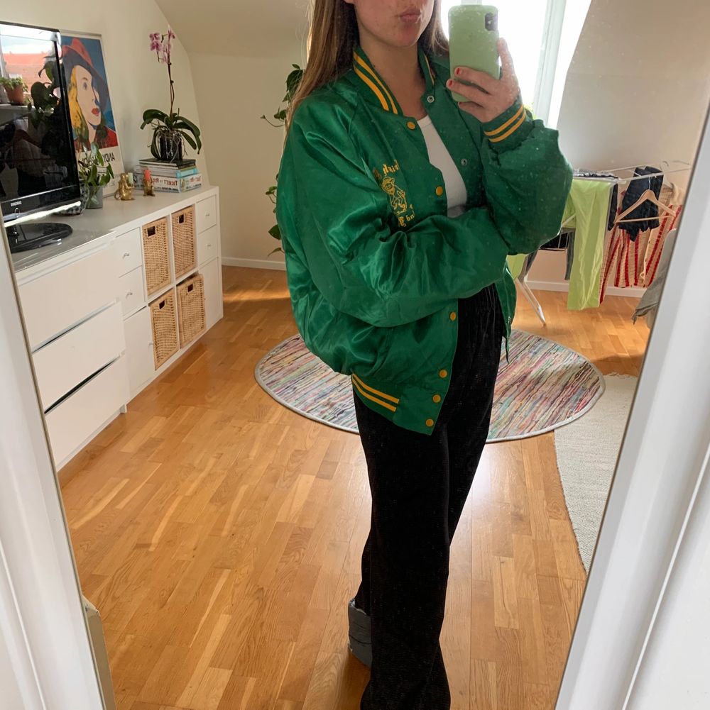 Säljer min superfina collage/baseball-jacka!! Den kommer tyvärr inte till användning så pass mycket som jag vill, därför tänker jag att den kommer passa bättre hos någon annan!💚 den sitter snyggt oversized på mig som är en storlek S men jag skulle vilja påstå att det är en M/L! 400kr + frakt!. Jackor.