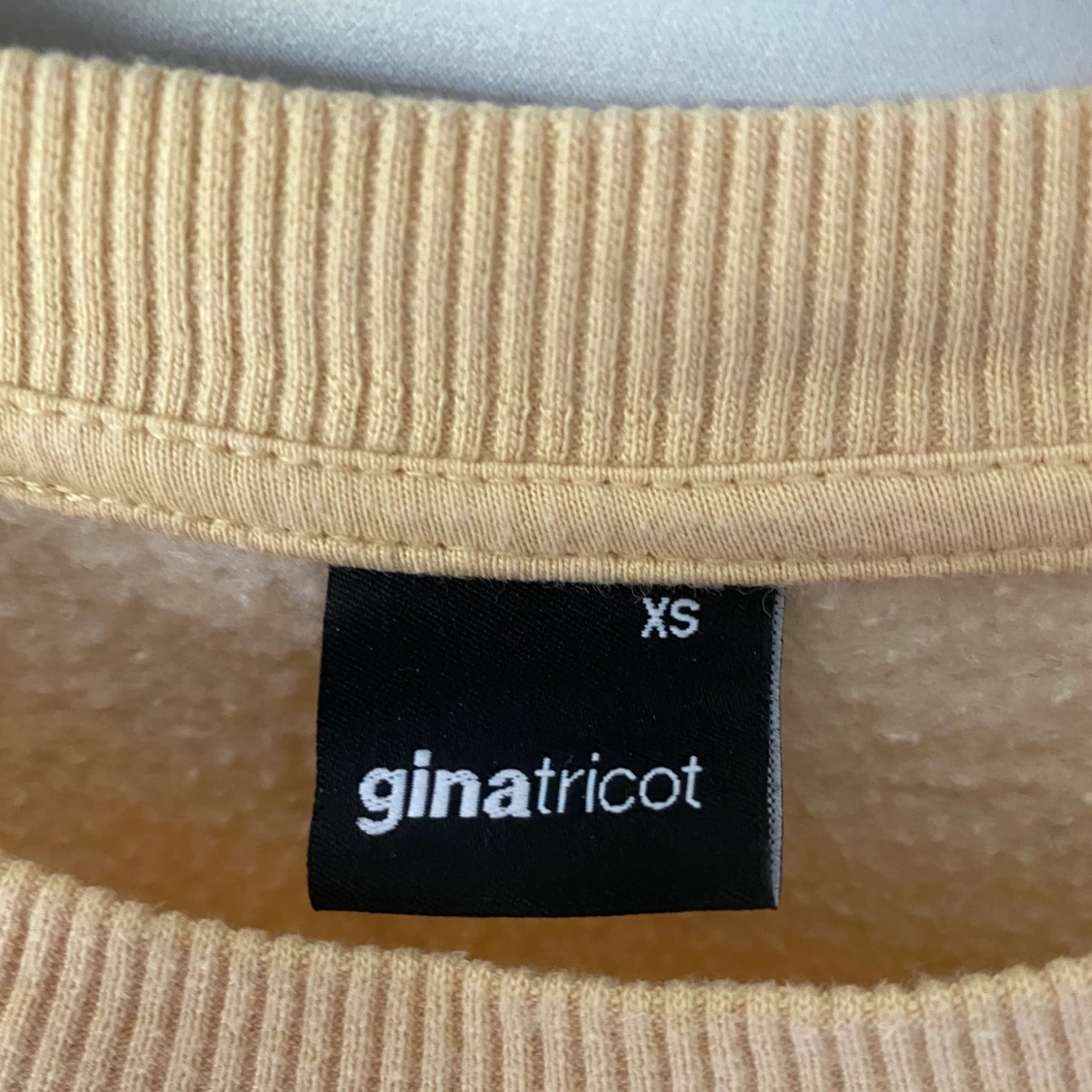 Gul collage tröja med tryck från Gina Tricot - 90