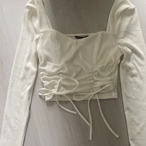 Väldigt fin vit topp med snören som är helt oanvänd  - Väldigt fin vit topp med snören som är helt oanvänd från SHEIN. Säljer då den inte passade mig. Storlek S pris 60kr