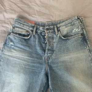 Acne jeans  - Ett halvår gamla Acne jeans som säljs pga att de är för små. De är i perfekt skick och är som nya. Modellen är i ”Mece Light Blue Trash, A00041-” och säljs för ett väldigt bra pris då de är köpta för 2300kr