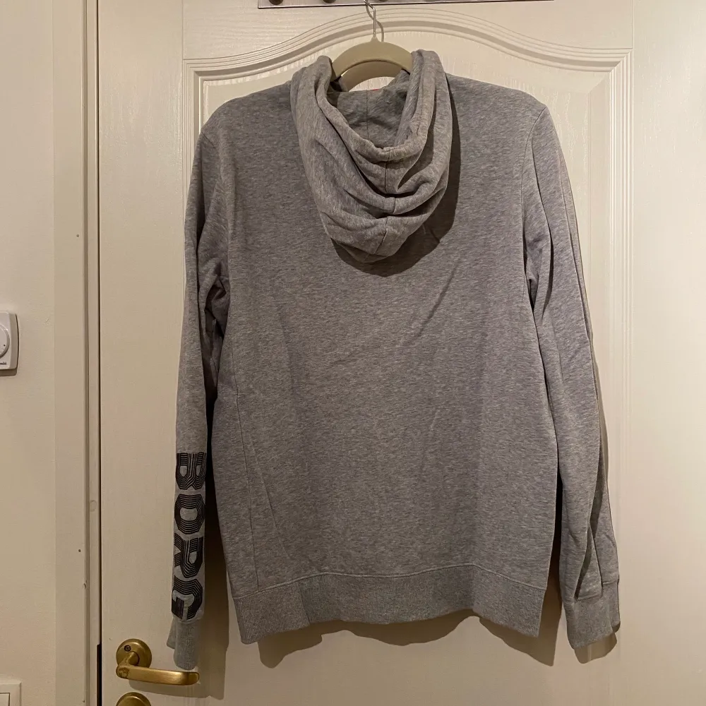 En Björn Borg Hoodie som är i gott skicka och sparsamt använd. Storleken är S och den säljs på grund av att jag inte använder den längre. Priset är inte spikat! Kan gå ner vid snabb och smidig affär.. Neuletakit & Villapaidat.