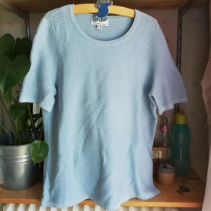 Stickad tröja - Ljusblå tunn stickad tröja :) Köpt second hand. SÄNKT PRIS - SISTA CHANSEN INNAN JAG LÄMNAR DEM TILL VÄLGÖRENHET/ÅTERVINNING 