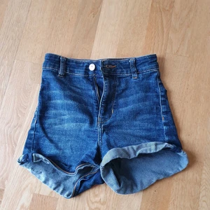 Hm shorts  - Hm shorts i stl 32 använda ganska mycket men är I hyfsat skick. Säljer på grund av att dom är för små. Skulle säga att dom är ganska små I storleken.