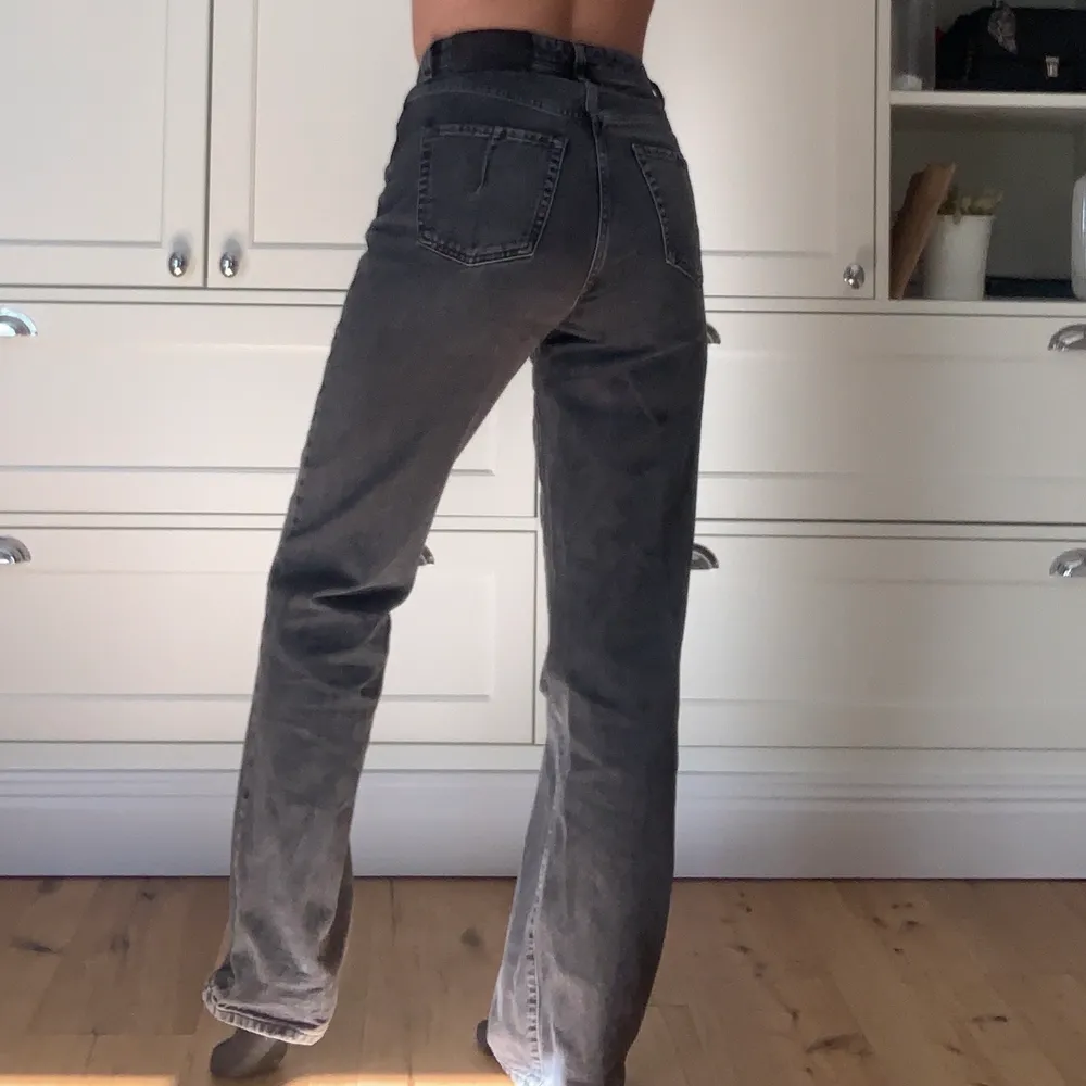 Svarta full length jeans från Zara i storlek 38 men skulle säga att det är mer en 36❤️ möts upp eller fraktar. Passar perfekt till mig som är 170cm då dom slutar precis innan skorna. Jeans & Byxor.