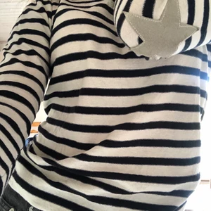 Randig tröja - Cool tröja som är nästintill helt oanvänd. De är stjärniga patches på båda armbågarna, vilket gör att den sticker ut😍tröjan är från scotch and soda