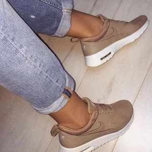 Nude Nike Skor - Nike skor i nude Färgen på första och andra bilden ej tredje bilden med dåligt ljus Skick på tredje bilden Använd skick, lite böjd på baksidan och lite skavanker som syns tydligt på tredje bilden Passar 37-38 Billigare vid snabb affär