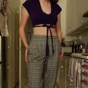 Kostym byxor  -  Jättefina byxor från Monki. Bra skick, pytteliten röd fläck på framsidan men syns knappt.  Säljer för att jag inte använder :) Damstorlek 34 (Ca S)  (170 kr, går att pruta, köparen står för frakt)