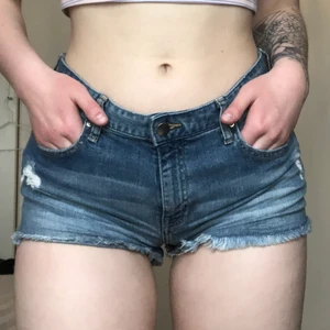 jeansshorts - blåa jeansshorts i storlek 36 från h&m🦋 stretchiga och jättesköna💗