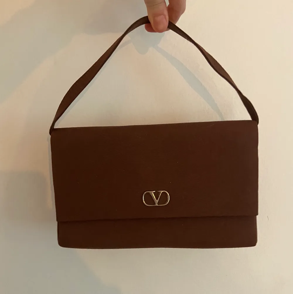 Vintage valentino clutch/väska i tyg, köptes ifrån ”Vestiaire collective” inte använd lappen sitter kvar. . Väskor.