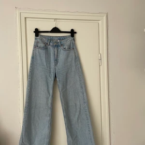 Weekday ACE Jeans W 25 L 32 - Weekdays vida jeans i modellen ace! Så fina och sköna men tyvärr för stora för mig. 