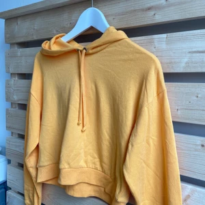 Gul hoodie - Bra skick och är ifrån HM
