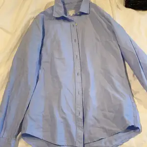 Säljer denna Skjorta nu som köptes för några år sen men kommer aldrig till användning längre tyvärr. Den är i en blå färg och aldrig använd så verkligen nyskick!! [Köparen står för frakten] VID SNABB AFFÄR KAN PRISET SÄNKAS TILL MINIMUM 100KR INKLUDERAT FRAKT!!!