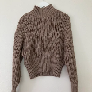 Brun stickad tröja  - En brun stickad tröja från H&M med krage
