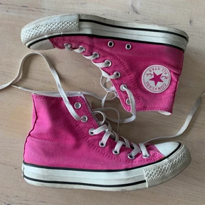 Rosa Converse - Rosa Converse i storlek 37.5. Använda en del men relativt bra skick!