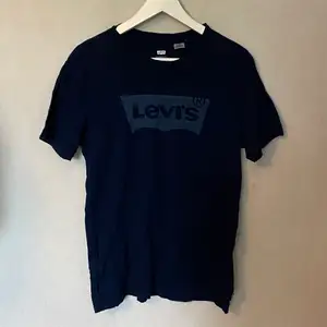 Levis T-shirt storlek M. Mörkblå. Du står för frakten.