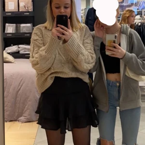 Kjol - Svart volang kjol, perfekt nu till sommaren. En trendig kjol i storlek S🤍 Den är 45cm lång så den täcker bra. Använd ca 4 gånger bara. Köpt för 379kr säljer för 250kr🤍