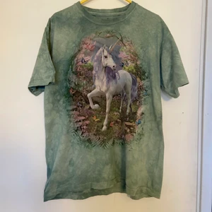 T-shirt Med Enhörning Tryck - Sjuk tshirt som jag thriftat. Storlek XL men sitter perfekt oversize för mig som bär xs/s. 100% bomull. BUDA ! 