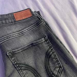 Svarta högmidjade hollister jeans med slitningar på knäna. Bra skick utan skador, storlek S. Hör av er vid frågor!