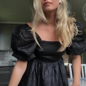 Klänning  - Superfin klänning som sitter så bra på mig som bär storlek S och är 171 cm lång🧚🏽 Aldrig använd och tror inte att den kommer komma till användning heller så de är därför jag säljer den 💕💕