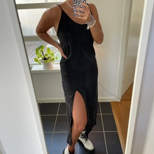 Zara klänning - Säljer denna helt oanvända klänning från zara, prislapp kvar! Kan både posta och mötas upp. Skriv för mer info💓