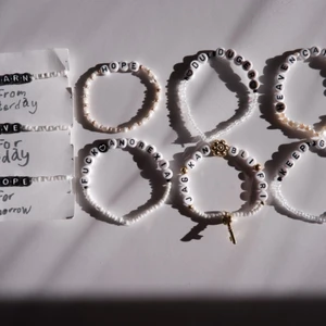 Armband - Handgjorda armband. Du kan även designa själv, dom säljs för 50 kr st varav 10% går till välgörenhet