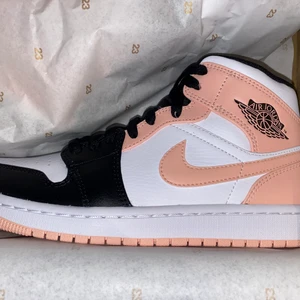 Nike Jordan 1 - Nike Jordan 1 Artic Orange i storlek 40! Köpta på Nikes hemsida, online kvitto finns! Hör av er om ni önskar fler bilder!😊