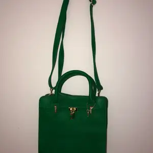 Snygg gröna väska som inte längre kommer till användning, bra skick 💚 köpare står för frakt 📦 