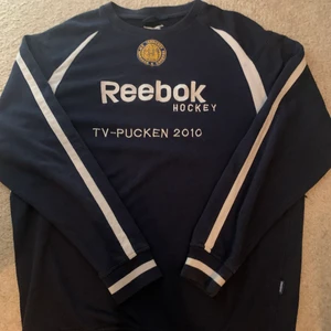 Reebok sweatshirt  - Köpt secondhand, sitter på som en L. Frakt tillkommer 