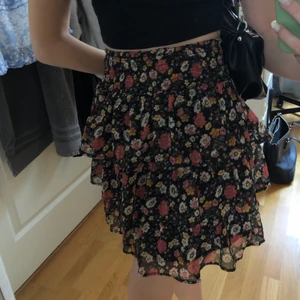 Sjukt fin volangkjol - Helt slutsåld, knappt använd 💓 köpt på barnavdelningen men passar Xs/S/M pga superstretchig!