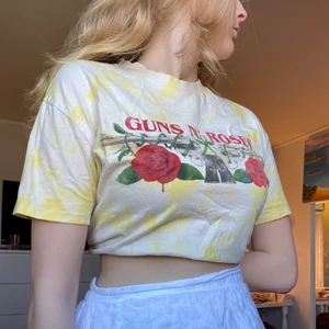 Guns n’ roses t-shirt! - Denna t-shirt köpte jag i London för ungefär två år sedan på Urban Outfitters. Har använt väldigt lite och den är i väldigt bra skick. Väldigt enkelt att styla till ett par jeans eller en kjol om man vill spicea upp outfiten lite. Jag syr en del av mina kläder själv, så skulle du hellre vilja ha den croppad så löser jag det utan extra kostnader! Luftigt material och väldigt fin till sommaren.🤍