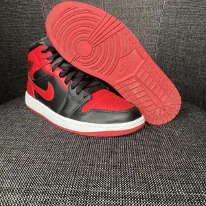 Nike air Jordan 1 mid banned! Storlek: 42,5. Skick: 9/10 mycket bra smutsig under sidan bara. Fraktar i dubbel låda. 