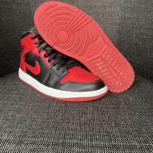 Nike air Jordan 1 mid banned strl: 42,5 - Nike air Jordan 1 mid banned! Storlek: 42,5. Skick: 9/10 mycket bra smutsig under sidan bara. Fraktar i dubbel låda. 