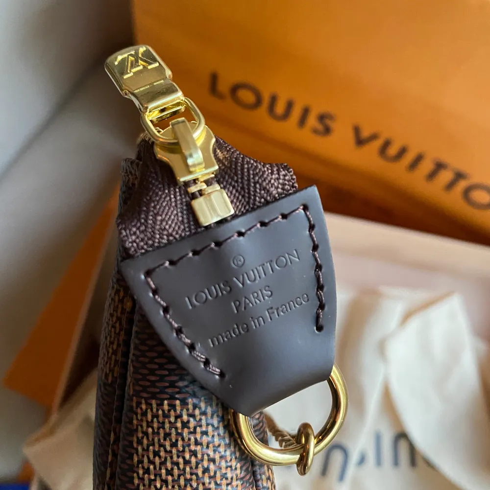 Selling my un-used authentic Louis Vuitton mini pochette in damier ebene pattern. Condition is as new and it comes with original duster bag and packaging.. Väskor.