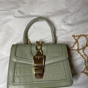 Väska  - Grön väska i fake ormskinn med guld detaljer 