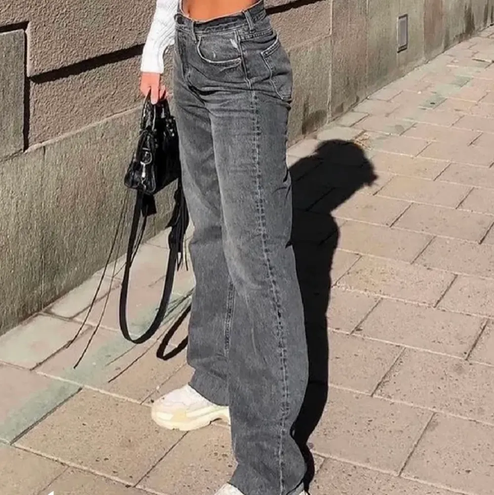 Säljer mina skit fina zara byxor då de inte kommer till andvändning lägre ❤️storlek34 bra skick❤️det är straight jeans. Jeans & Byxor.