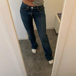 Super fina mörkblåa jeans ifrån Zara. Använda ett fåtal gånger o är i väldigt bra skick. Hör av dig om du är intresserad!!💗
