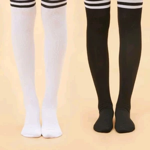 Knä strumpor  - Ganska tunna knä strumpor, aldrig använda endast testade. 35 kr inklusive frakt. Strechiga så passar de flesta. 