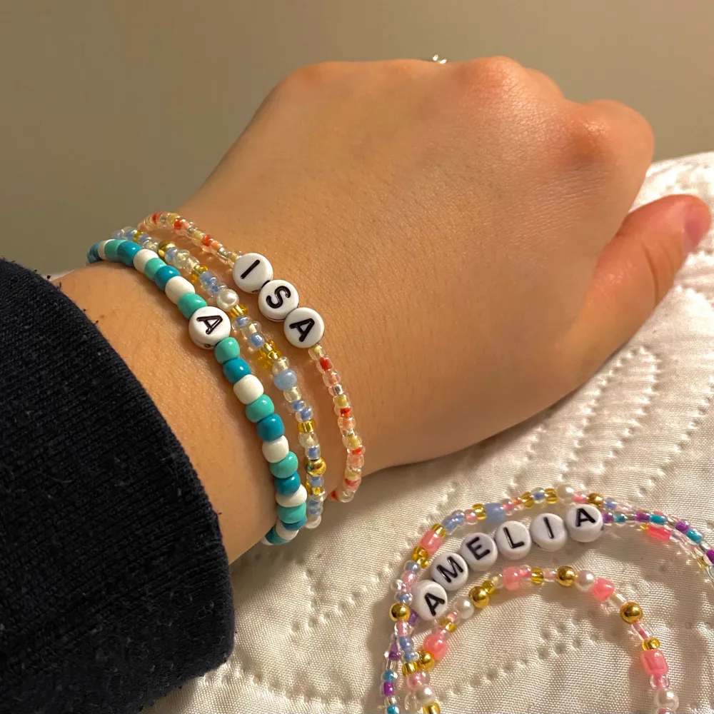 Exempel på armband jag säljer🙈 checka min instagram och plick för mer @jewelryea. Beroende på armband är beroende pris!. Accessoarer.